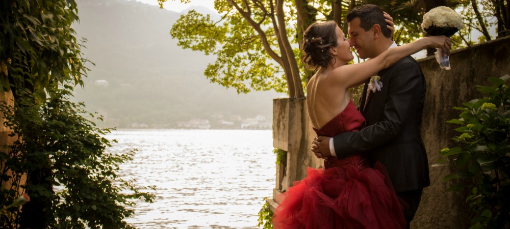 Una festa in rosso in riva al lago: in tre per un ‘sì’